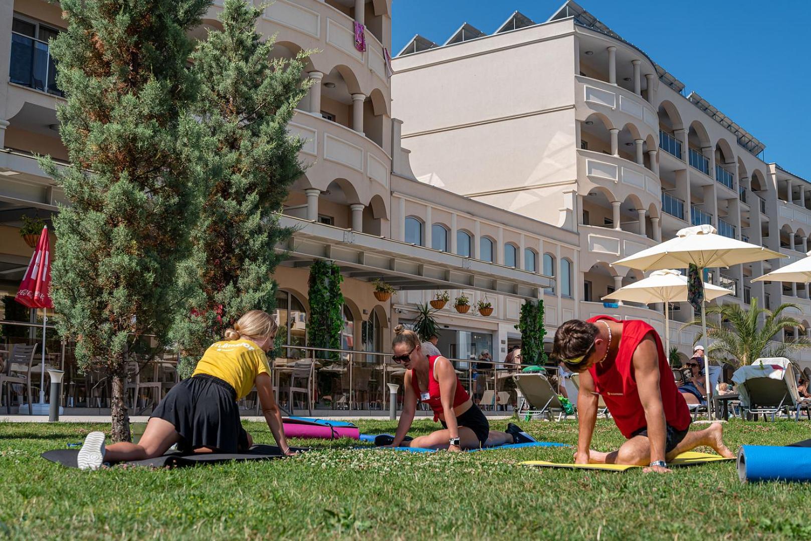 Belvedere Hotel Primorsko Bagian luar foto